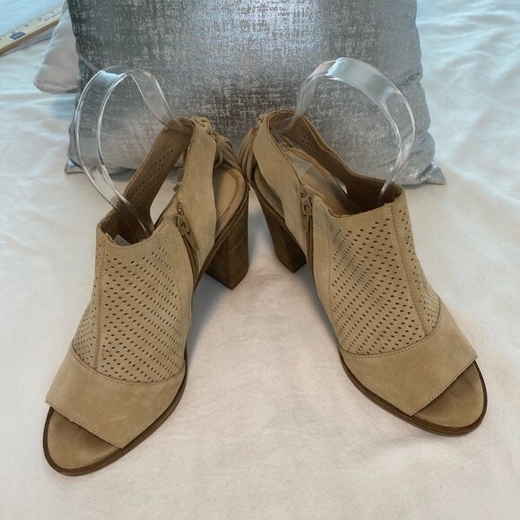 Gianni Bini Leather Suede Tan Tassel Cut Out Western Peep Toe Heel Shoe SZ 10M - Picture 2 of 14